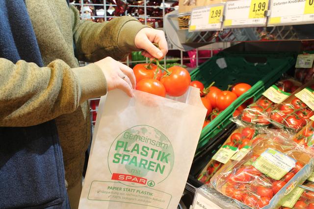 In der Obst- und Gemüseabteilung wird auf Papiersackerl gesetzt, die kleinen durchsichtigen Plastiksackerl gibt es nicht mehr