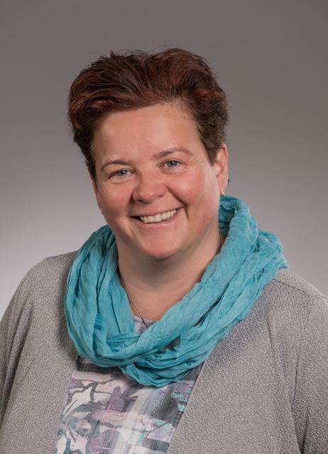 Kerstin Zehetbauer, Angestellte, Bad Hofgastein:
Da ich mit dieser Art Musik so gar nichts anfangen kann, werde ich das Konzert nicht besuchen. Ich denke aber, dass es einen extrem großen Werbewert für unser Tal hat. Die Organisation der letzten Konzerte, die Herr Leutgeb organisiert hat, war sehr beeindruckend. Das Helene Fischer Konzert ist meines Wissens noch eine Nummer größer. Es werden viele Besucher erwartet. Ich hoffe, dass es für uns Einheimische nicht zu viele Einschränkungen im Bereich Verkehr geben wird. An diesem Wochenende beginnen auch die Osterferien. Ich denke, dass es hier bei den An- und Abreisen aus unserem Tal schon zu Engpässen kommen wird. Meines Wissens gibt es aber auch Shuttle-Verbindungen ins Tal, das finde ich gut. Ich würde auch Angebote der Österreichischen Bundesbahnen begrüßen, damit die Besucher mit dem Zug reisen. Ob das so ist, weiß ich nicht? Wo allerdings diese ganzen Besucher nach dem Konzert weiterfeiern sollen, ist mir ein Rätsel. Bad Hofgastein ist nicht wirklich mit vielen, guten Nachtlokalen gesegnet. Mein Fazit: Ich finde es gut, wenn bei uns was los ist. In den letzten Jahren hat sich hier wirklich einiges getan und ich denke noch mit viel Freude an das Nena Konzert zurück.