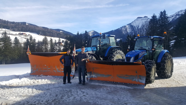 Stefan (links) und Florian Schnaitmann mit ihren Einsatzfahrzeugen.