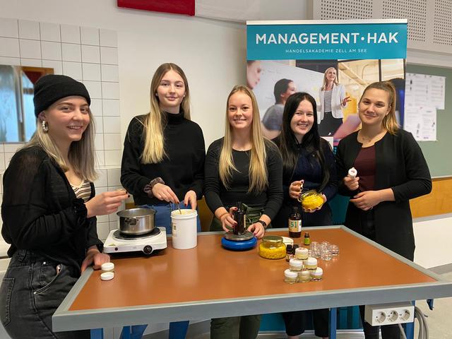 Selbstgemachte Lippenpflege: Die Schülerinnen und Schüler der Handelsakademie Zell am See leiten für die Dauer eines Schuljahres eine Junior Company. | Foto: HAK Zell am See