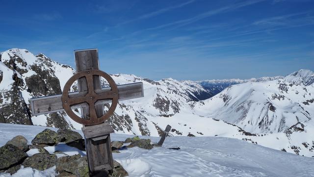 Ein kleines Kreuz auf der Karlhöhe (2374m) mit Blick ins Ennstal