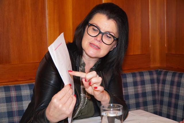 Nationalrätin Elisabeth Pfurtscheller mit einer Statistik über die Altersentwicklung. Die Zahlen würden belegen, dass mehr Pflegebetten benötigt werden. | Foto: Reichel