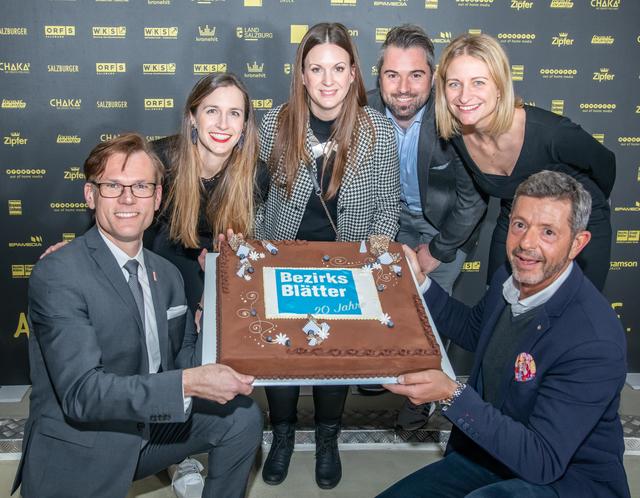 Zum anstehenden Geburtstag der Bezirksblätter gab es eine Torte von der WKS-Sparte Werbung und Kommunikation überreichte. | Foto: wildbild