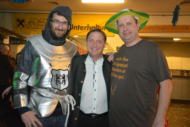 Bürgermeister Manfred Voit (M.) mit Kommandant HBI Günther Groß (r.) und Christian Groß.