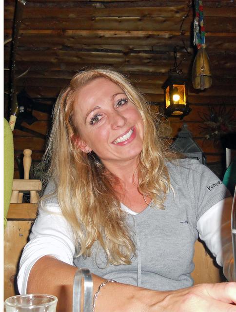 Barbara Brandner, Karenz, Dorfgastein:
Ich finde es unglaublich, was unser Tal da wieder auf die Beine stellt! Das funktioniert nur, wenn alle zusammen helfen und an einem Strang ziehen. Gastein wird mit dieser Veranstaltung weit über die Grenzen hinaus noch bekannter werden und es ist eine unschätzbare Werbung für uns. Ich hoffe nur, dass sich alles rechnet. Es ist bestimmt ein großer Aufwand, dies alles zu organisieren und zu bewerkstelligen. Die Gasteiner schaffen das aber ganz sicher. Ich wünsche den Veranstaltern gutes gelingen und den Konzertbesuchern einen grandiosen Abend!
