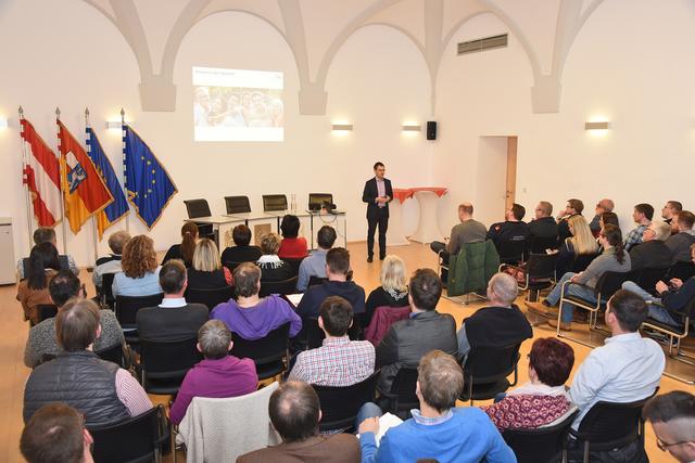 Viele Personen besuchten die Vorträge im Sitzungssaal des Rathauses.
