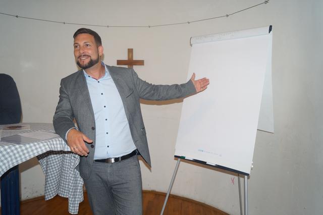Bezirksvorsteher Markus Rumelhart zeigt auf ein weißes Flipchart: "So sehen auch die derzeitig fixierten Konzepte für die Gumpendorfer Straße aus."