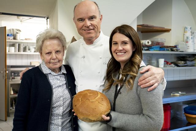 Buergler mit Loisi Winter und Rudi Obauer:  Loisi Winter liefert ihr Roggenbrot an die Obauers. | Foto: ServusTV / Degn Film / Erhart