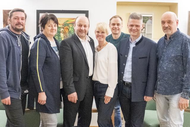 Kulturelle Belebung für das Töpperschloss: Roland Mayr, Waltraud Stöckl, Franz Aigner, Ursula Zechner, Theo Kust und Johann Berger.