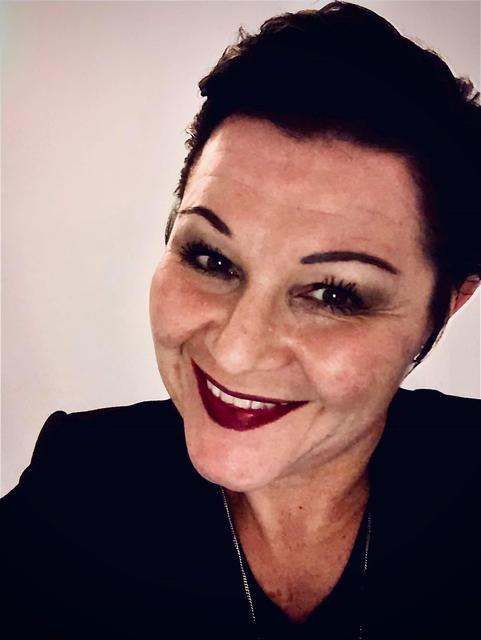 Kerstin Köstinger, Angestellte, München/Dorfgastein:
Ich finde es schon aufregend, dass in Gastein viel los sein wird. Und es ist toll, was sich seit dem Auftakt von Sound & Snow so entwickelt hat. Klar wird man nicht jedem Geschmack gerecht, diese sind verschieden. Ich fand das Konzert von den "Fantastischen Vier" mega – da war ich dabei. Und bei den Ärzten im Dezember 2020 sicherlich auch. Bei Helene Fischer weiß ich es noch nicht, da ich beruflich eingespannt bin. Gerade zu dieser Zeit wird es schwierig und ehrlich gesagt, ich bin nicht so der „Helene Fischer Fan“. Fest steht, wenn ich gehen würde, dann würde ich auch mitsingen. Kritik gibt es doch immer und ob es mit der WM 1958 vergleichbar ist, wage ich zu bezweifeln – das war eine andere Zeit. Ich kenne WM-Geschichten von meinen Großeltern, da wäre ich gerne dabei gewesen. Sicherlich wird das Helene Fischer Konzert ein große Herausforderung werden. Man wächst mit den Aufgaben, heißt es. Ich finde es schön, dass sich in unserer schönen Heimat was tut. Es ist Zeit geworden. Ich sehe es jetzt von der anderen Seite, da ich meist nur am Wochenende in Gastein bin und da das Schöne doppelt genieße. Man lernt das zu schätzen, was man nicht immer hat. Es steckt viel harte Arbeit, Mut, Risiko und noch so viel mehr dahinter. Ich bin mir sicher, dass Gastein das Helene Fischer Konzert rocken wird. Viel Glück und Erfolg den Verantwortlichen – harte Arbeit zahlt sich aus.