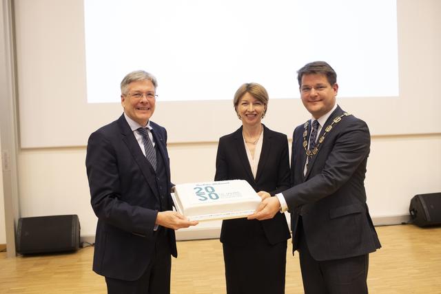 Jubiläumstorte für Uni-Rektor Oliver Vitouch, überreicht von LH Peter Kaiser und LH-Stv. Gaby Schaunig | Foto: LPD/Just