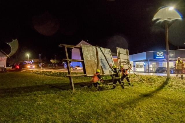 Eine Werbetafel wurde vom Sturm umgeblasen
