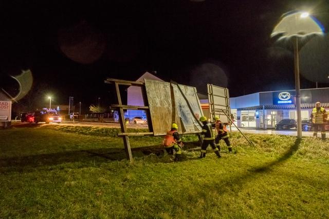 Eine Werbetafel wurde vom Sturm umgeblasen | Foto: Haijes