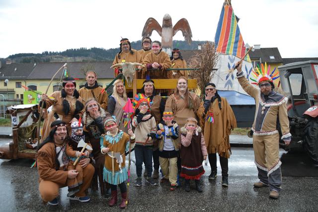 Die Kinderfreunde zogen als Indianerstamm verkleidet auf ihrem Wagen mit Kriegsgeheul durch die Scheibbser Vorstadt. | Foto: Roland Mayr