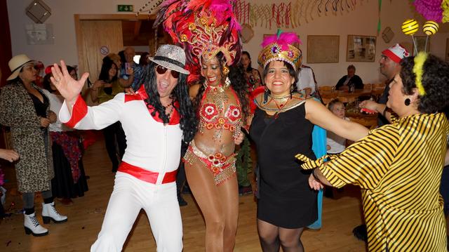 Ausgelassene Stimmung beim Carnaval Latino freute Obfrau Diana Mendoza de Hammer (re.).