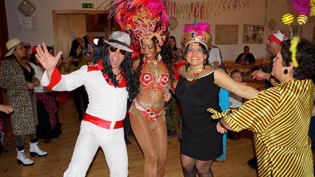 Ausgelassene Stimmung beim Carnaval Latino freute Obfrau Diana Mendoza de Hammer (re.). | Foto: privat