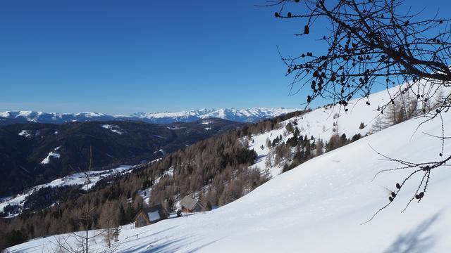 Links hinten die Nockberge, in der Mitte die Lungauer Schigebiete Aineck, Großeck - Speiereck