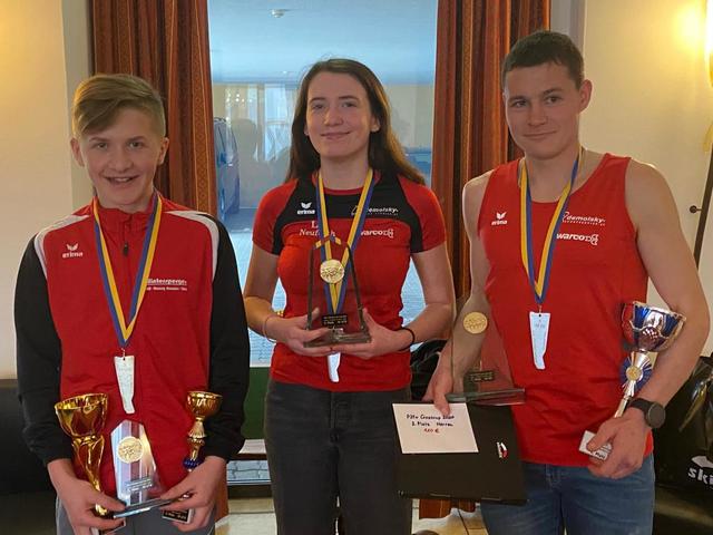 die erfolgreichen Cross LCN Athletinnen v.l. Konstantin und Elisa Geister und Domenik Vizani