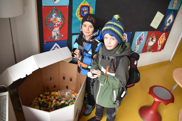 Vorbildlich: Angelo und Moritz sammeln fleißig Plastikverschlüsse für den guten Zweck.