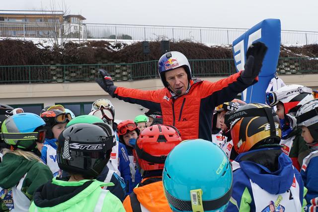 Andreas Goldberger beim Goldi Talente Cup in Bischofshofen, Aufwaermuebungen mit den teilnehmenden Kindern. | Foto: ServusTV / Erhart / Degn Film