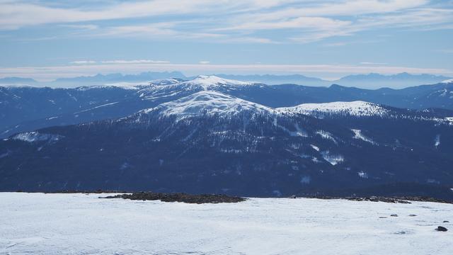 Blick in den Süden über den Gstoder zum Kreischberg, ganz hinten die Karawanken und Gailtaler Alpen.