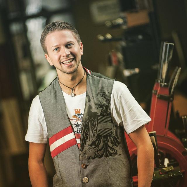 Christian Göttlich, Selbstständig und Musiker "Die Gasteiner", Dorfgastein:
Ich finde es enorm toll und eine totale Aufwertung für unser Tal, so einen Superstar bei uns zu haben. Auch die Werbewirksamkeit ist durch das Marketing der Veranstalter für unser Tal enorm. Ich bin mit der Musik selber in ganz Österreich unterwegs und werde ganz oft auf das Helene Fischer Konzert angesprochen. Ich persönlich werde das Konzert besuchen und würde es begrüßen, wenn ein paar einheimische Künstler involviert wären.