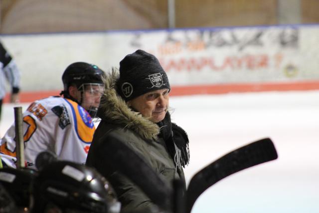"Wir haben immer wieder zu schnell den Puck verloren und ihn nicht schnell genug aus unserem Drittel gebracht. Kaprun hat kompromisslos und extrem hart gespielt, damit haben wir nicht umgehen können", erklärte Coach Peter Eibenberger die Gründe der Niederlage.