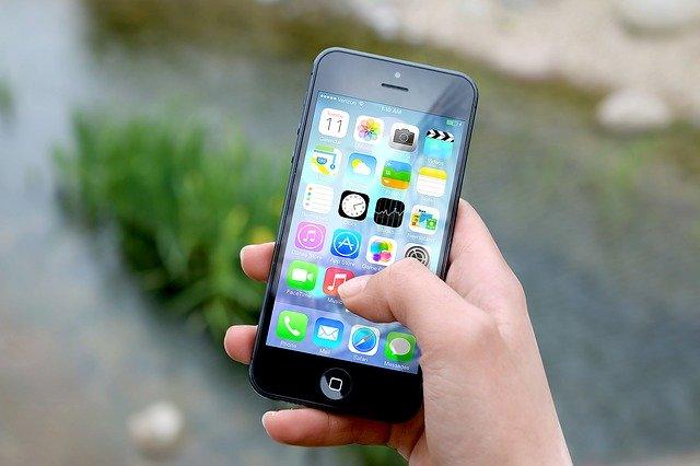 Schüler sollen künftig ihr Handy zu Hause lassen.
