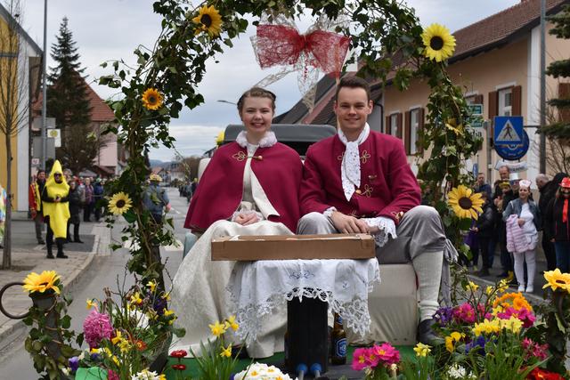Das Faschingsprinzenpaar mit Prinzessin Beate hielt Einzug am Dorfplatz von St. Martin im Sulmtal.