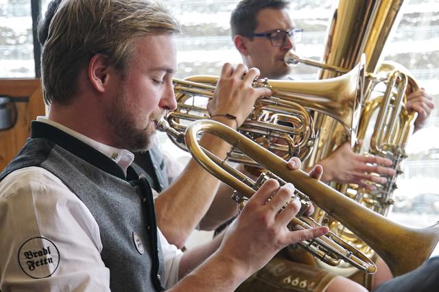 Musikgruppe "Bradlfettn" spielt auf - im Österreich Haus an der Paul Ausserleitner Schanze in Bischofshofen. | Foto: ServusTV / Erhart / Degn Film