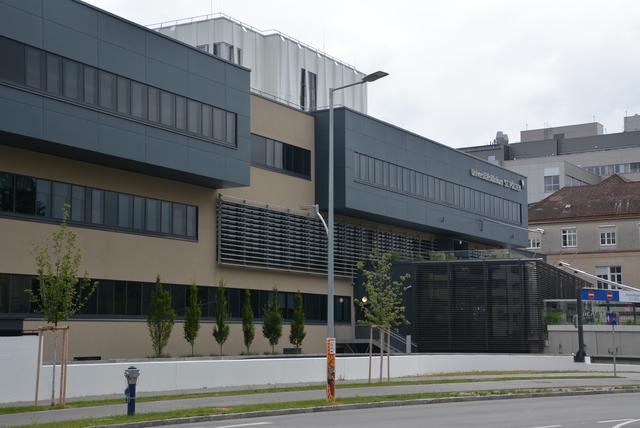 Im Universitätsklinikum St. Pölten wurden 50 Mitarbeiter nach einer Venedig-Reise vorsorglich außer Dienst gestellt. Test soll Klarheit bringen.
