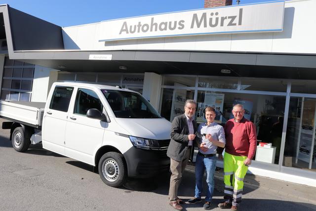 Bgm. Engelbert Huber übernahm das neue Kommunalfahrzeug vom Autohaus Mürzl in Bärnbach.