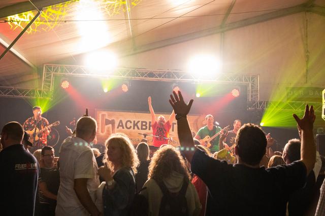 Ein Gig: Bezirksblätter und Hackbrett verlosen Live-Auftritt.