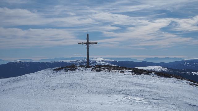 Wieder zurück beim Gipfelkreuz auf der Tockner Alm mit Blick in den Süden.