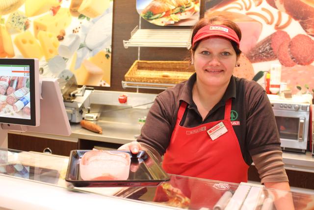 Maria von der Feinkostabteilung des Sparmarktes Seder in Jenbach gibt die Schnittwurst in mitgebrachte Dosen