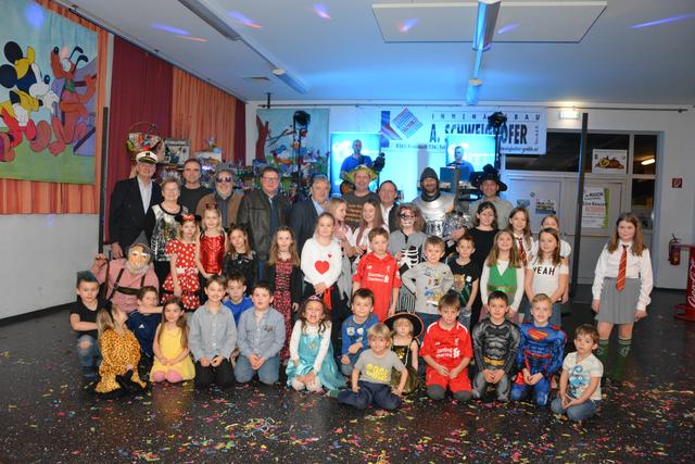 Die Kameraden der FF Großsteinbach mit Ehrengästen und den verkleideten Kindern.