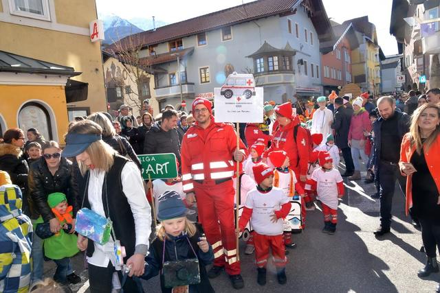 Vereine und Berufe: Die Kindergartengruppen traten in verschiedenen Verkleidungen auf.