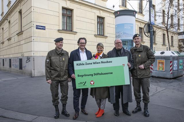 Bezirksvorsteher Markus Reiter (Grüne, 2.v.l.) und Klaudia Tanner (ÖVP) verkündigten die Begrünung der Stiftskaserne.