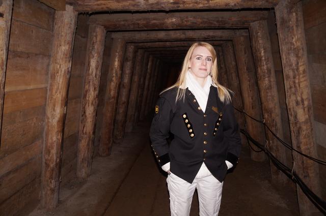 Tourguide Christin Struber führt Besucher durch die Jahrhunderte alten Stollen im Dürrnberg.