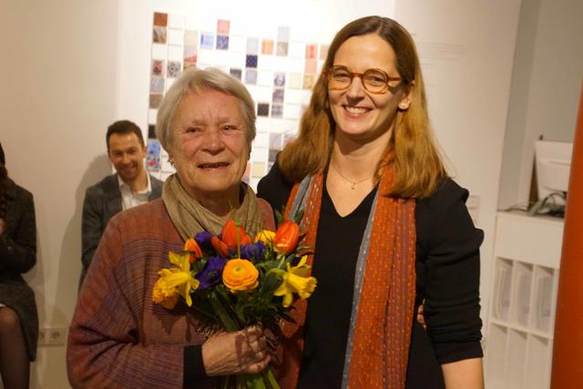 Christina Leitner (r) bedankte sich bei Susanne Heindl im Namen des Textilen Zentrums für ihre jahrelang geleistete Arbeit. | Foto: Helmut Eder