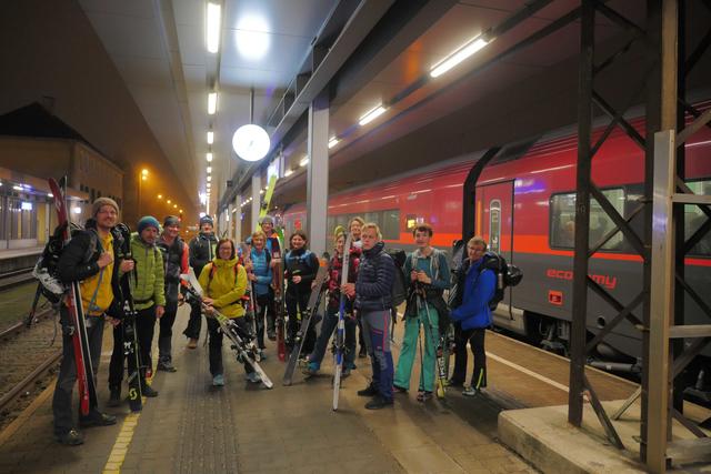 Mit den Skiern in den Zug: Der Alpenverein nutzte die Anfahrt für ein gemütliches zweites Frühstück. | Foto: Robert Mair/AV Grieskirchen