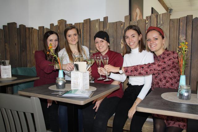Prost: KOSTbar Chefin Irina Kanzian (Mitte) stößt mit ihren Freundinnen Linda Suntinger, Selina Auernig, Nadine Loipold und Katrin Wallner auf ihr Lokal an. 