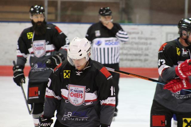 Enttäuschung bei den Chiefs (im Bild: Stefan Lindenthal, der das zwischenzeitliche 1:4 erzielte) nach dem 3:8 im Spitzenspiel gegen den wohl neuen Meister Canadians Kaprun. | Foto: Schrofner