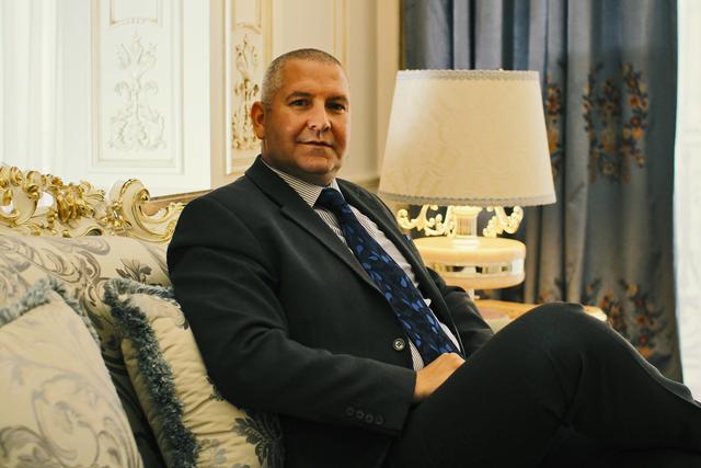 Roman Kofler, Hoteldirektor, Malta/BadGastein:
Ich finde, dass der Marketing-Effekt nur gut sein kann für das Gasteinertal. Es würde mich freuen, wenn nun jährlich so ein Event stattfinden kann. Man soll nicht vergessen, dass auch andere Skiorte so angefangen haben und heute in aller Munde sind. Konzerte sind einfach ein Publikums-Magnet. Da das Gasteinertal ein Tourismus Tal ist, verstehe ich eine negative Stimmung nicht. Was das Helene Fischer Konzert nun wirklich genau zu diesem Datum einbringen wird, ist eher schwer in Geld zu bemessen sein, der Marketingwert ist sicherlich unbezahlbar. Ich finde generell, dass im Gasteinertal Aufbruchstimmung herrscht und das ist auch gut so. Gastein ist eines der schönsten Täler in Österreich – als Hotelier freue ich mich über solche Veranstaltungen und Positives zu lesen.