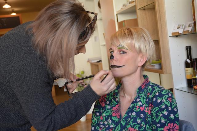 Visagistin Birgit Zvonik schminkt Wirtin Ursula Zechner für das Fotoshooting.