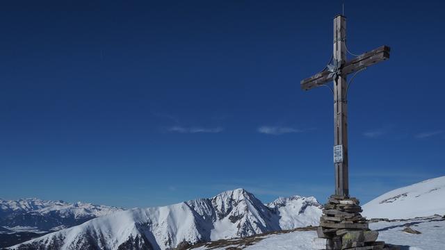 Das Gipfelkreuz auf der Tockner Alm steht auf 2304m, aber wie so oft nicht an der höchsten Stelle.