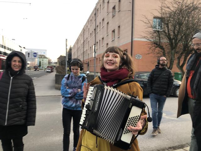 Singend und musizierend kommt Alicia Edelweiss in die Eshaverstraße in Lehen. | Foto: sm
