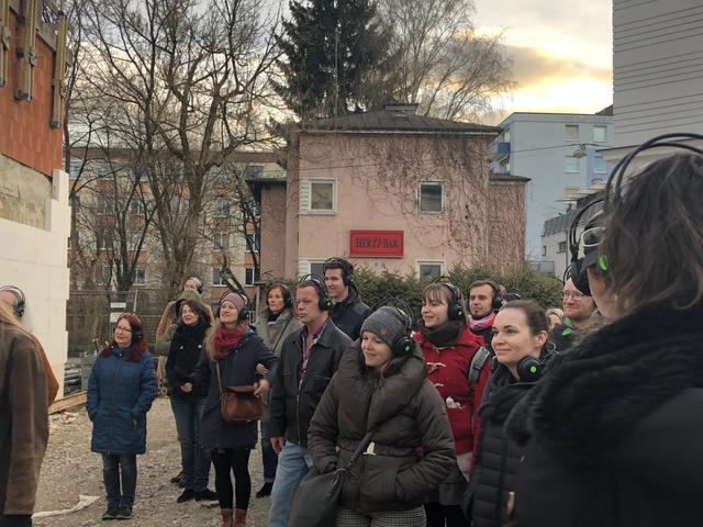 Die Zuhörer des "Walking Concert" folgten der Sängerin Alicia Edelmann durch Lehen. | Foto: sm