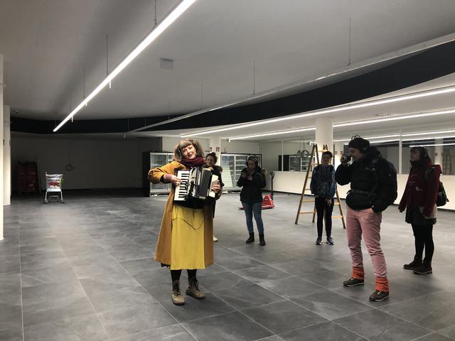 Das "Walking Concert" mit Alicia Edelweiss führte auch in ein Halal-Geschäft, das sich gerade in Bau befand. | Foto: sm