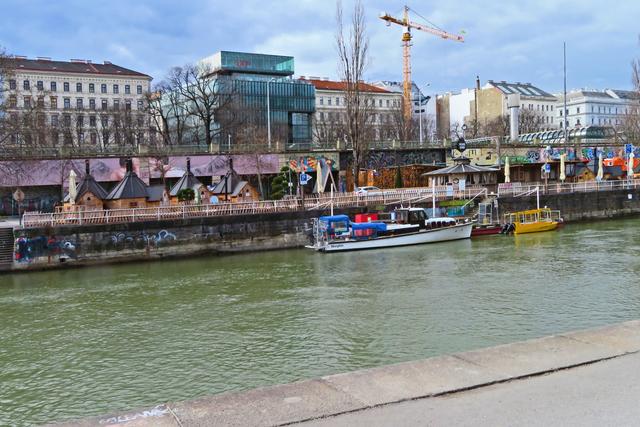 Zum rechten Ufer geschaut, da sieht man das Feuerdorf, Lokale, und eine hübsche feine Bootsanlegestelle, Und viiiiel Malerei.